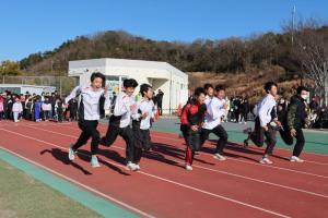 走る参加者の写真
