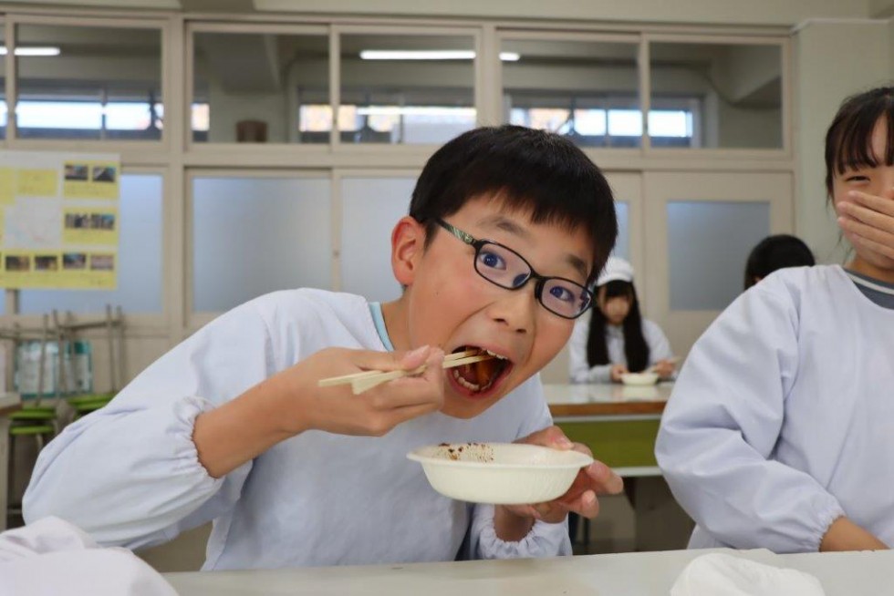 新鮮なブリをお刺身に！　～桂陽小学校で「ぶりチャレンジ」～の画像12