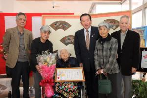 河野さんとご家族、佐々木市長の写真