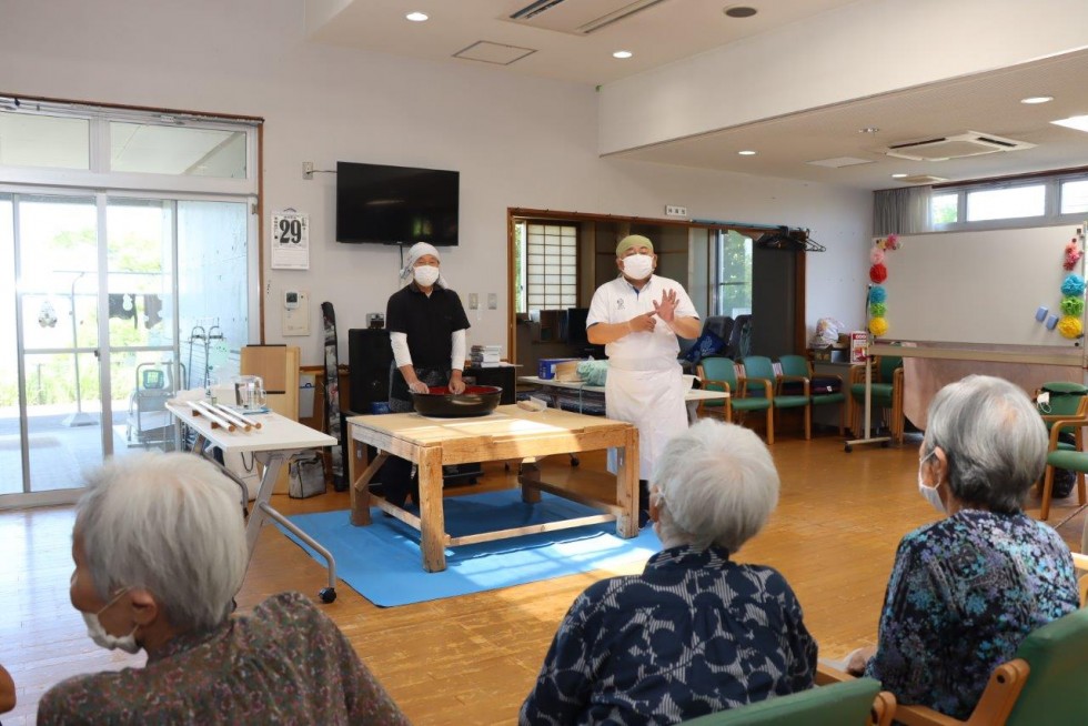 そば打ちを目で楽しみ、春の新そばを味わう！　～デイサービスセンター周防苑　春の新そば振る舞い～の画像3