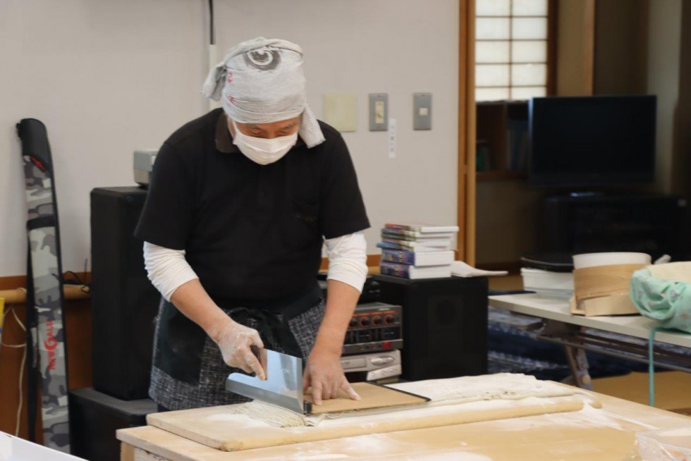 そば打ちを目で楽しみ、春の新そばを味わう！　～デイサービスセンター周防苑　春の新そば振る舞い～の画像8