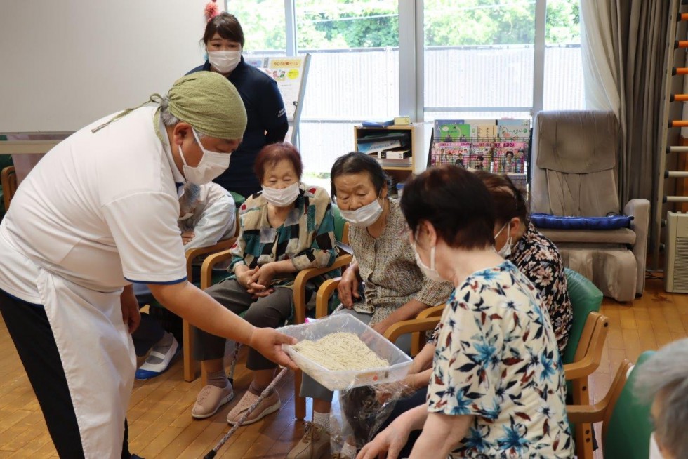 そば打ちを目で楽しみ、春の新そばを味わう！　～デイサービスセンター周防苑　春の新そば振る舞い～の画像10