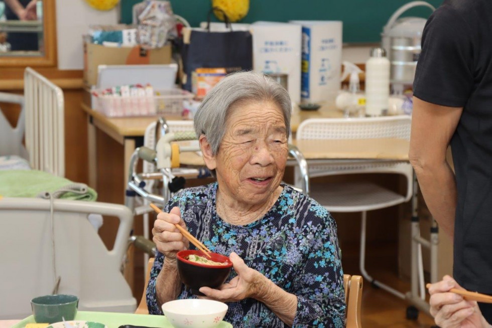 そば打ちを目で楽しみ、春の新そばを味わう！　～デイサービスセンター周防苑　春の新そば振る舞い～の画像12