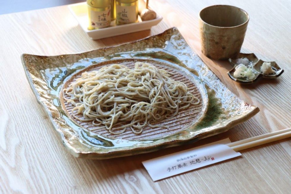 弾力のある細麺。器もこだわり、天野さんご夫婦が考案したものの画像