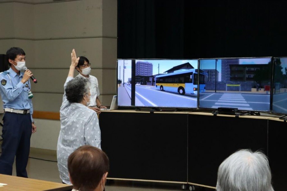 手を挙げて横断歩道を渡りましょう！　～新いきいき交通安全体験講座～の画像7