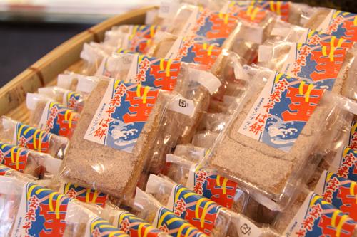 豊後高田の特産品そばを使った「宝来そば餅」。モチモチとした食感とそばの香りが懐かしい素朴なお菓子です。の画像