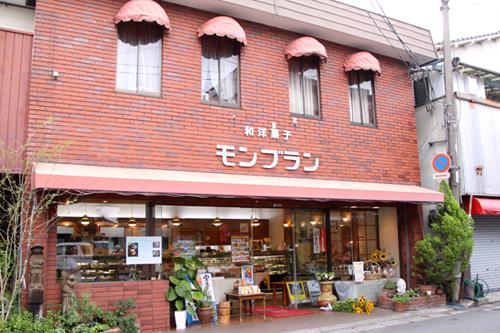 駅通り商店街の赤いレンガの建物がモンブランです。の画像