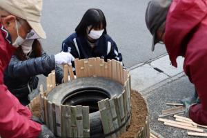 門松の土台に竹を並べる作業の画像