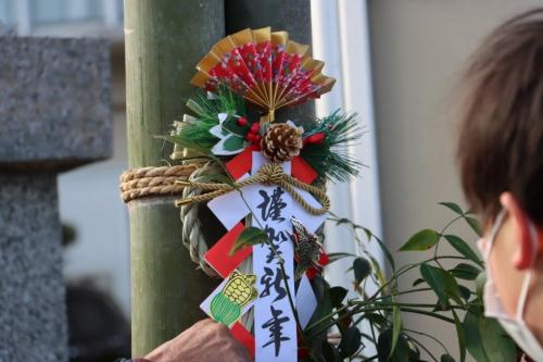 完成した門松に正月飾りを取り付けている画像