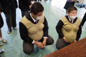 妊婦ジャケットを体験する生徒たち
