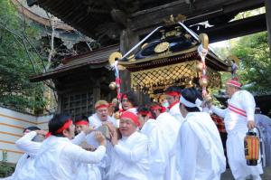 本宮から神輿を担ぎだす陸組