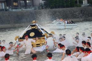 川の中で水を掛け合う川組