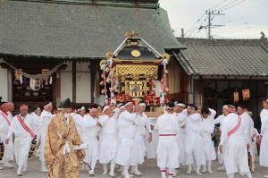 陸組の手で下宮を出発するお神輿