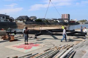 川に設置する大松明の鉄骨土台の組み立て作業