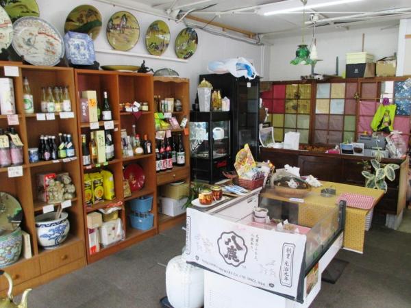 店内にはお惣菜以外にも日本酒やワインも置いてあります。 なんとドンペリの最高峰「レゼルブ・ド・ラヴェイ」もあるとか！！の画像