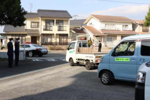 防犯パトロールのステッカーを張って出発するロータリークラブ会員の車両