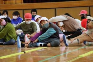 運動をする子どもたち