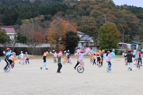 全校生徒で一輪車演技