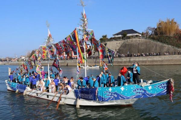 桂川をのぼる宝来船