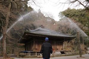 富貴寺大堂に放水される様子