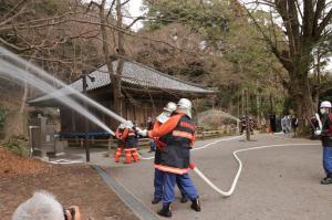 消防隊員による消火