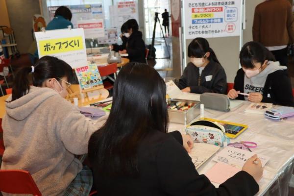 ポップづくりをする子ども司書