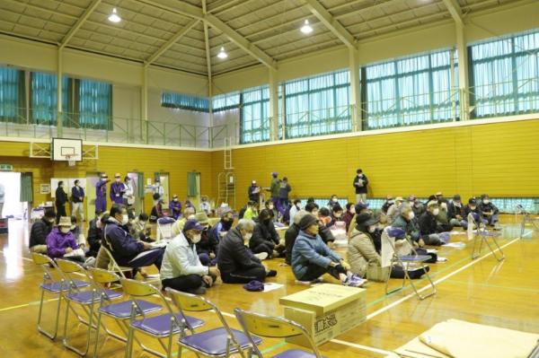 香々地体育センターに避難した住民