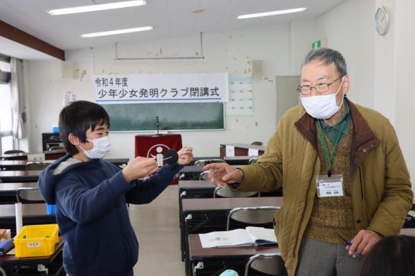 ぶんぶんゴマを回す様子