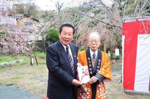 目録を手に記念撮影をする佐々木市長と宮本紀男様