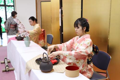 お茶をたてる高田高校茶道部の皆さん