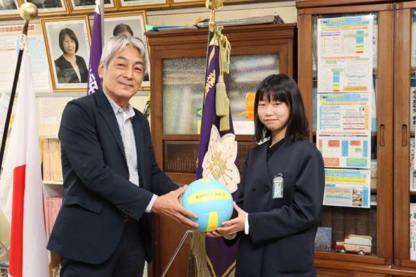 田中会長から豊田児童会長へドッジボールを贈呈