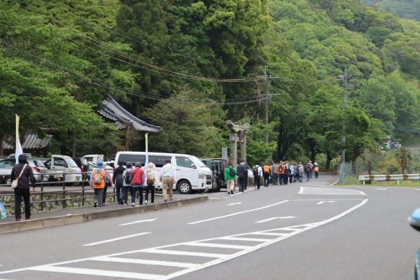 健康ウォークの参加者たちが歩く写真