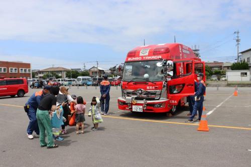 消防車・ミニ消防車体験コーナーで子供が楽しんでいる様子の写真