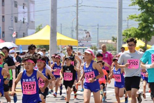 マラソン３kmコースをスタートしたランナーたち