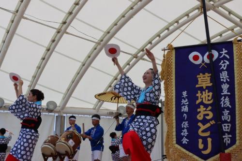 草地踊りの様子