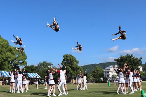 演技を披露している写真