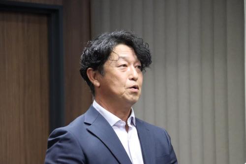 佐々木市長に完成のご報告をする永松専務の写真