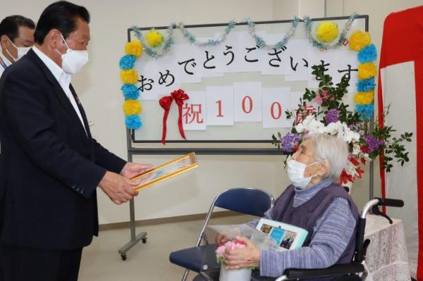 佐々木市長から益田さんへ褒賞状と記念品を贈呈