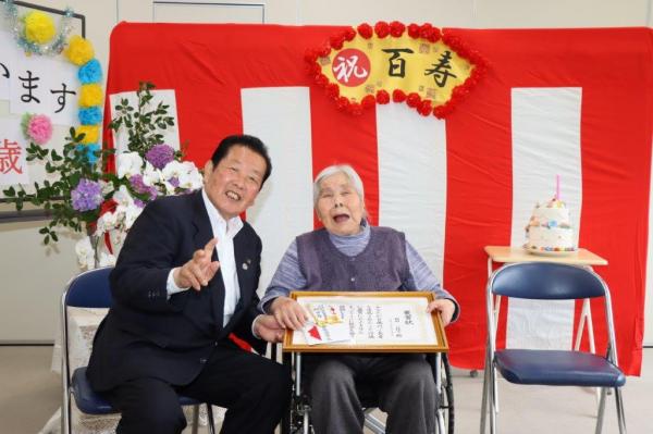 佐々木市長と益田さんの笑顔のツーショット