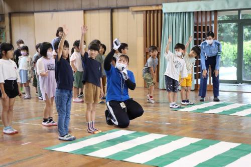 横断歩道の渡り方を学ぶ児童の写真