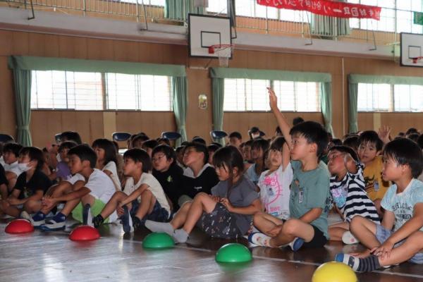 赤十字について学習する高田小児童