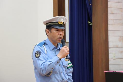 挨拶をする安倍豊後高田警察署長の写真