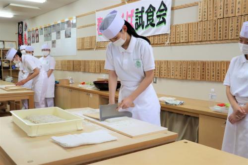 高田高校そば打ちチームのそば打ち実演の写真