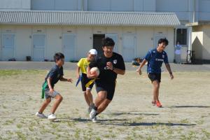 プロ選手とプレーする小学生２