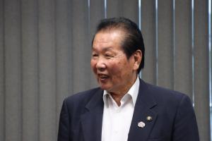 激励の言葉を述べる佐々木市長の写真
