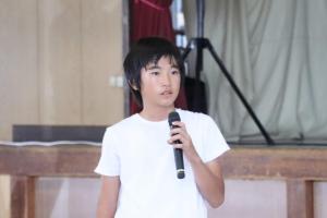 高田小学校の児童会長青野さんがあいさつをする写真