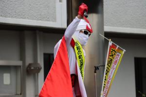 交通安全宣言をする昭和仮面の写真