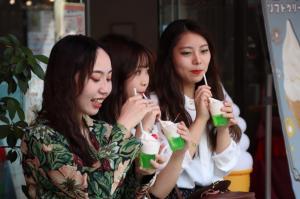 昭和レトロファッションでクリームソーダを楽しむ学生