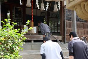 若宮八幡神社を参拝する様子