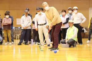 「ホールインワン」競技中の参加者